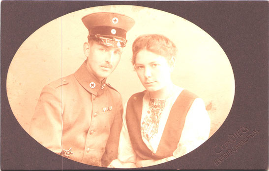 Angehöriger der freiwilligen Krankenpflege (Hamburg) - Bandschnalle Hamburger Hanseatenkreuz, RKM3 und Eiserner Halbmond am weißen Band