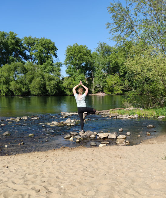 Baum-Asana (YOGA) am Mainufer