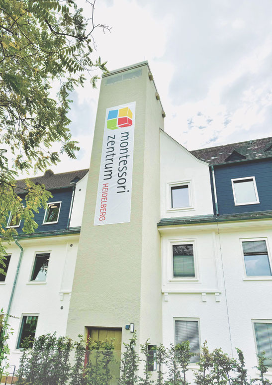 Wordmate Fahrstuhlturm Banner Corporate Design Fassade des Montessori Zentrums Heidelberg mit großem Außenbanner des neuen Standorts.