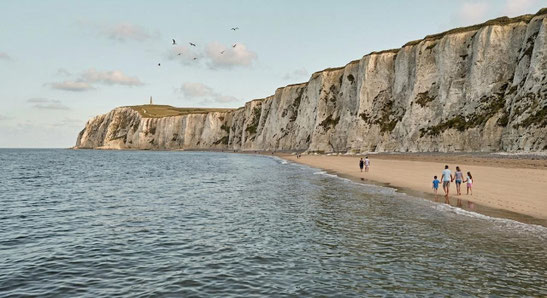 Promenade en famille sur la plage au pied des falaises du Cap Blanc-Nez, Côte d’Opale.