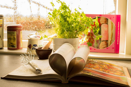 livre de cuisine sur les recettes de nos regions avec les pages qui forment un coeur