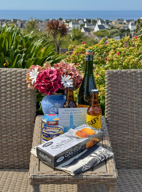 Ein Willkommensgruß Ihrer Vermieter im Ferienhaus Tal Ar Mor, genießen Sie den Cidre bei Blick auf die Bucht von Audierne