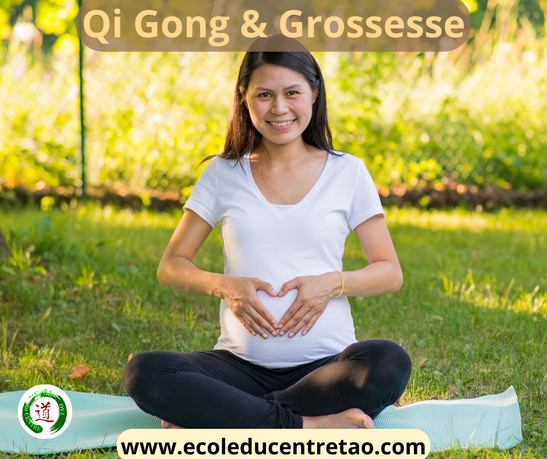 Jeune femme enceinte, assise en tailleur dans un jardin ensoleillé, pratiquant la respiration consciente qi gong.