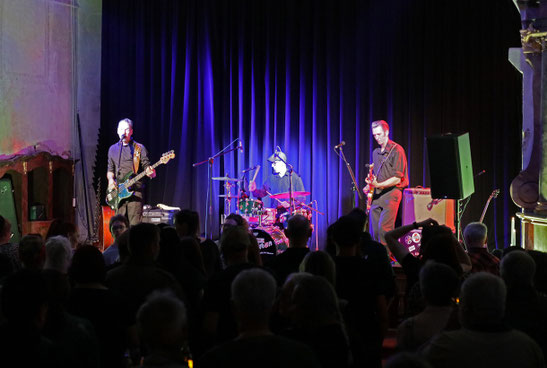 The Kentucky Boys unterstrichen bei ihrem Auftritt in der Alten Kirche Rulfingen, dass sie auch 36 Jahre nach der Bandgründung noch ganz oben in der deutschen Rockabilly-Szene mitspielen können. Foto: Joe Stark-Frick