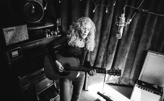 Bet Williams im Studio bei den Aufnahmen zu ihrem neuen Album, das im März 2026 veröffentlicht werden soll. Morgen Abend streamt die US-Singer/Songwriterin einen Liveauftritt im intimen Rahmen. Foto: Bet Williams