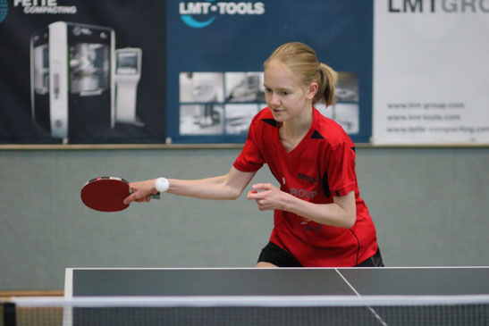 Die 15 Jahre alte Chiara Steenbuck vom TSV Schwarzenbek trumpfte bei der Landesrangliste der Damen in Top-Form auf und feierte mit dem Gewinn der Silbermedaille einen der größten Erfolge ihrer bisherigen Tischtennis-Karriere.