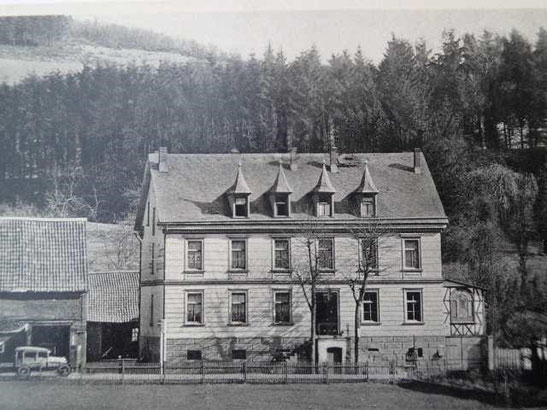 Hier beginnt 1929 die Geschichte: In einem ehemaligen Pferdestall vom Hotel Böhmer in Eslohe