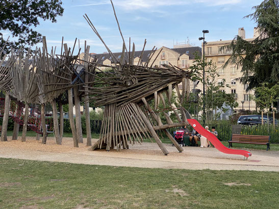 uno scivolo per bambini fatto a forma di drago di legno, istallazione artistica di Nantes