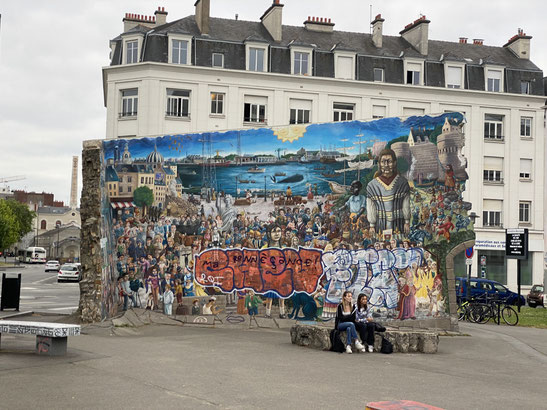 murales su un pezzo di muro in mezzo ad una piazza di Nantes; installazione artistica