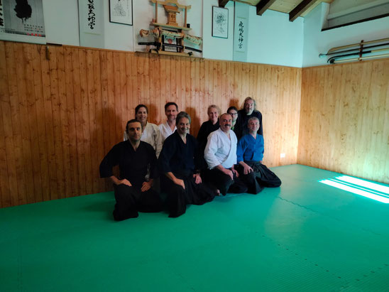 Foto di gruppo dei partecipanti all'embukai allo Shobukan Dojo.