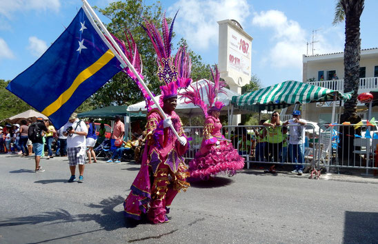 Een foto van de carnaval met de vlag van Curacao soms maak je onbewust de juiste foto