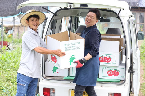 芦農園 代表  芦謙二さん（左）「街なか産直 新鮮館おおまち」店長 梁川真一さん（右）