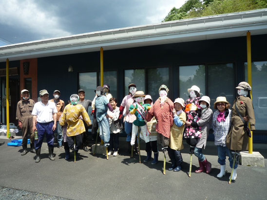 一関市　川崎　神平自治会　令和６年度案山子づくりの様子