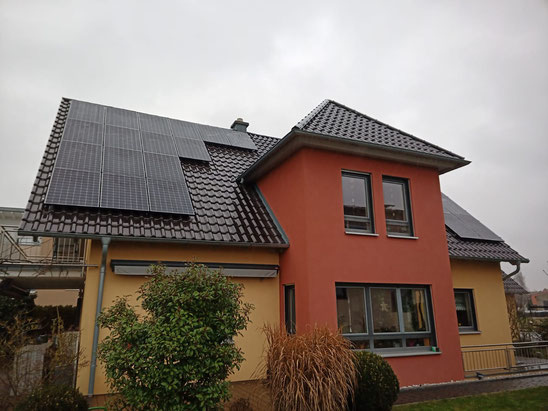 Photovoltaikanlage montiert auf Einfamilienhaus © iKratos