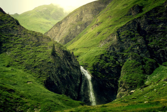 Ein Wasserfall in den Alpen. Bild von Joe auf Pixabay.