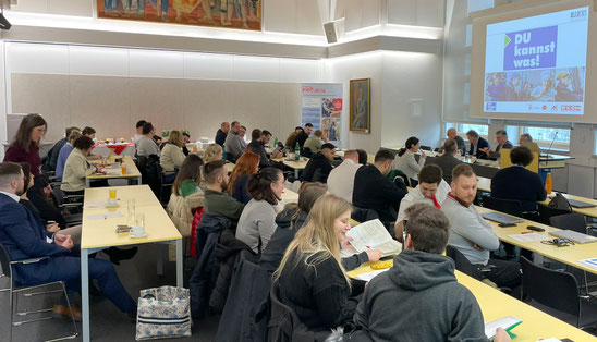 Blick in den vollen Seminarraum mit Teilnehmer:innen bei der Projektvorstellung