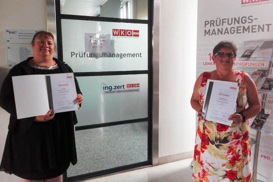 Elisabeth Santo und Elisabeth Wiesinger zeigen ihr Lehrabschlusszeugnis im Bereich Reinigungstechnik