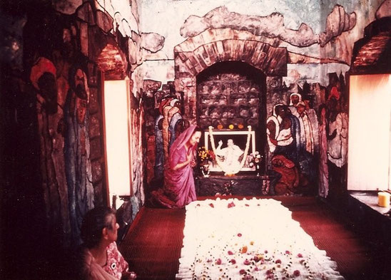 Mehera inside the Samadhi
