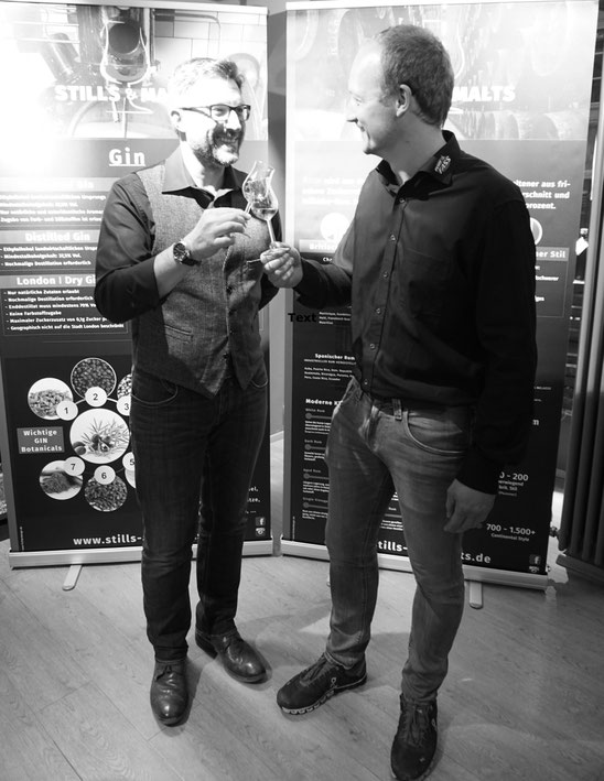 Markus Englmeier (links) und Sascha Ecker (rechts) im beim vomFASS Gin- und Rum-Tasting