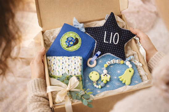 Personalisiertes Babygeschenk Set mit Spieluhr, Nuscheli, Stern mit Knisterfolie Wärmekissen und Beisskette handgemacht Schweiz Geschenk zur Geburt Junge