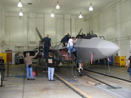 Tecnici del 309Th Aircraft Maintenance Group al lavoro alla Ogden ALC / © USAF