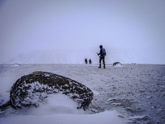 Mikis, Yannis, Guillaume and me returning after an increasing storm at Mt. Esja. // Mikis, Yannis, Guillaume und ich drehen nach stärker werdendem Sturm um.  