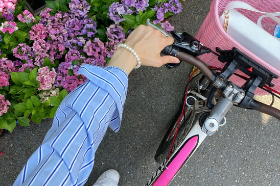 オフィス内の窓辺に駐輪しているマウンテンバイク。傍らに観葉植物のグリーン。