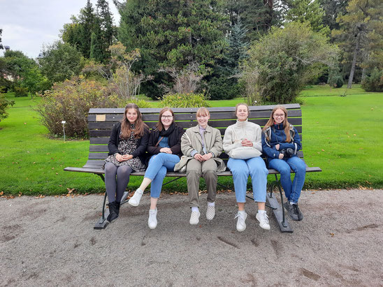 Sarah, Anna, Martha, Theresa und Fabia (v.l.) im Botanischen Garten in Uppsala. (Foto: Achim Schwarz)