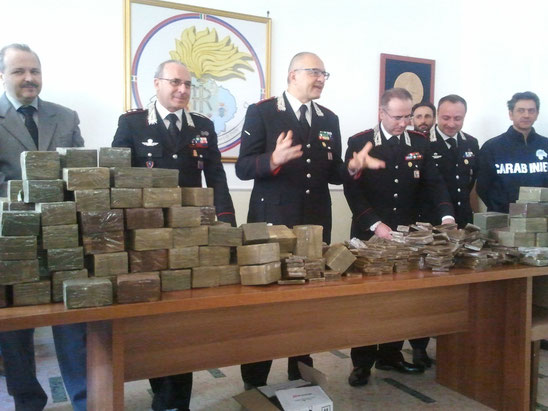 Frosinone. I panetti di hascish sequestrati dai carabinieri al corriere Campano. (foto frweb)