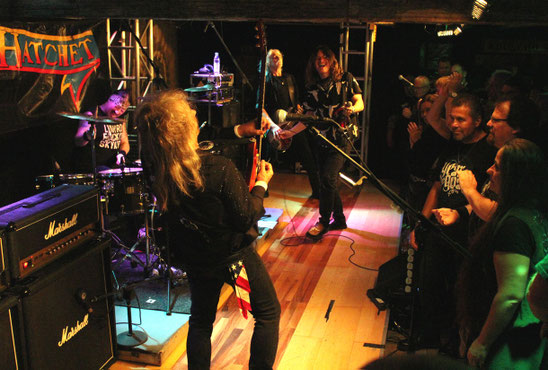 Im kleinen "Kreuz"-Saal konnte Molly Hatchet auf Tuchfühlung mit den Fans gehen.