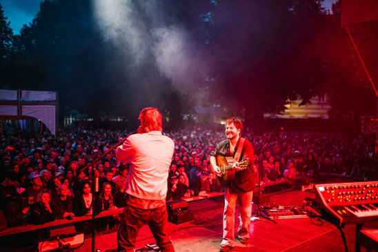 "Sold out" hieß es für die Band Milky Chance in Feldkirch beim diesjährigen "Poolbar Festival". Foto: Ira & John  