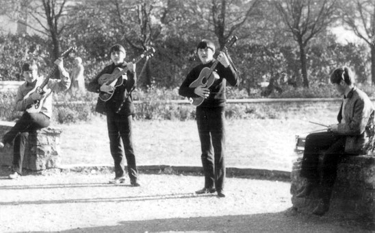 Werner Dannemanns (zweiter von links) erste Band The Froggs im Jahr 1966. Damals wurden hauptsächlich große Hits von The Beatles, The Rolling Stones oder The Kinks nachgespielt. Foto: Archiv Werner Dannemann