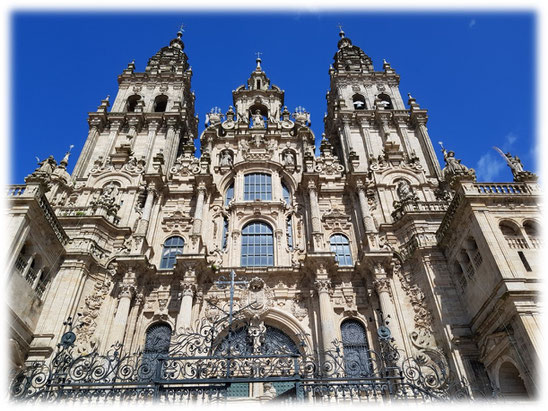 Die Kathedrale aus ganzer Nähe vor blauem Himmel ... Santiago de Compostela, Spanien (Foto Franka Frieß)