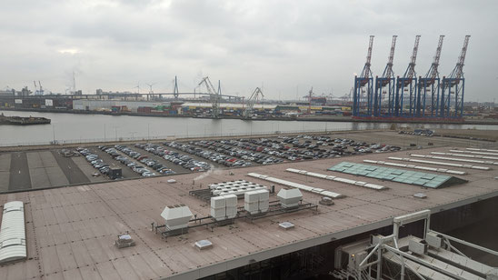 Ein großer Parkplatz an einem Hafenterminal in Hamburg Steinwerder.
