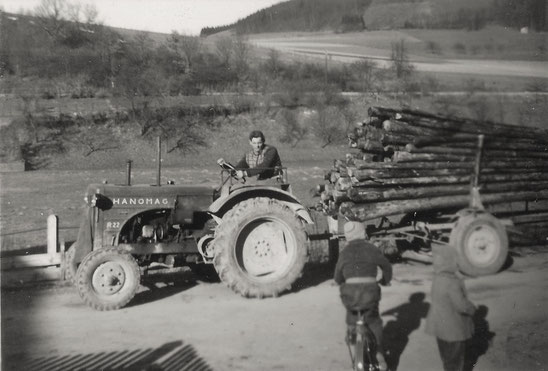 Der Hanomag-Schlepper vom Typ R 22 wird von unserem letzten Landarbeiter auf dem Hof gefahren.