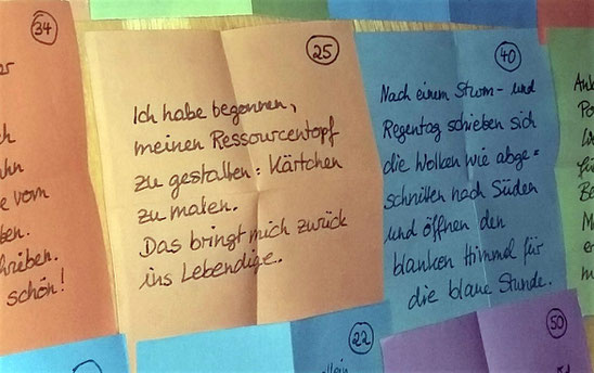 Bunte Zettel mit aufgeschriebenen Glücksmomenten
