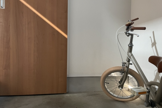 家の玄関の土間に停められたおしゃれな自転車。グレーのミニベロ。