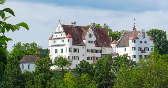 das Schloss Altenklingen; vorne rechts die Wiborada-Kapelle