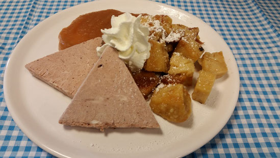 "Kaiserschmarrn" mit hausgemachtem Apfelmus, Zimtpflaumenparfait und Sahne