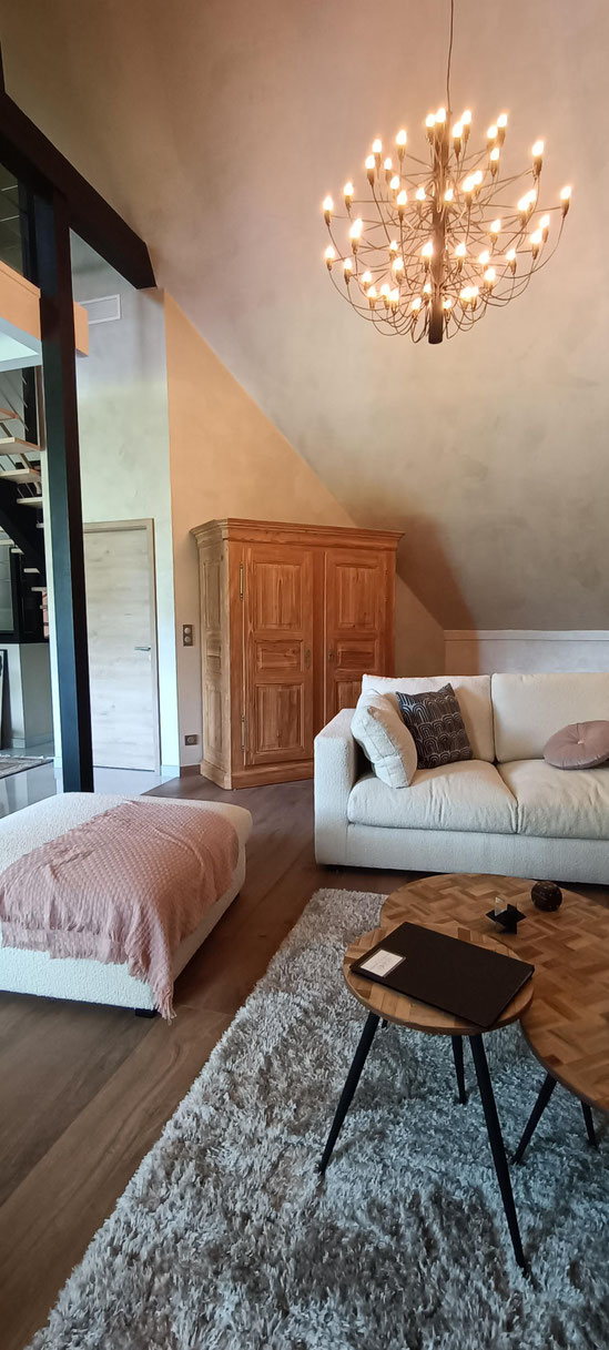 Armoire en sapin, ambiance cocooning de chambre d'hotes