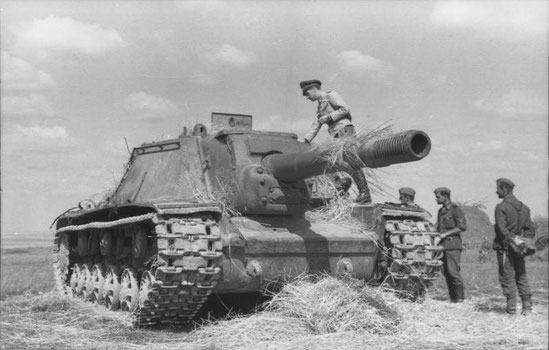 Les SU-152, à l'allure impressionnante, sont une véritable surprise pour les allemands