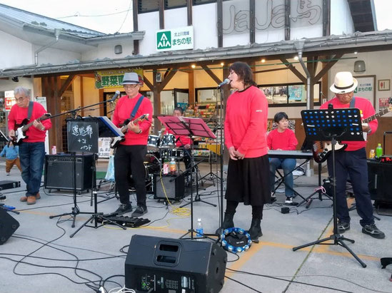 せんまや夜市「夜市ライブ」での演奏(令和５年５月)