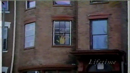 Genauere Ansicht auf das Apartment (siehe das Fenster mit der Hand drauf) / Closer view of the apartment (see the window with his hand on it)