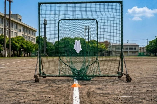 野球肘動作改善のためのネットスローの事前準備。目印のタオルとステップ位置を確認するライン