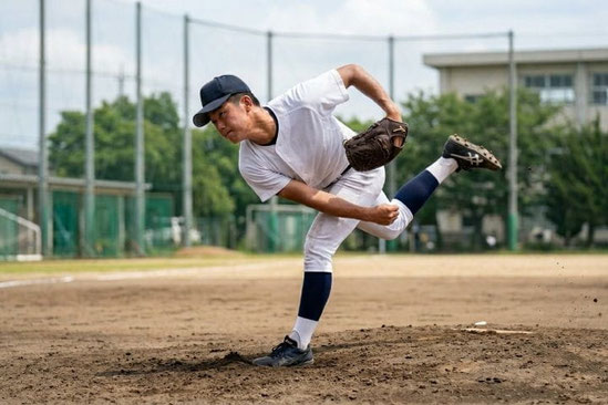 野球のピッチングフォームのフォロースルーで腕を振り切って肘に負担がかかりにくい例
