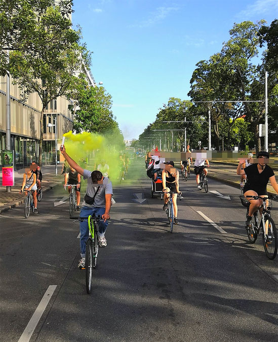 Fahrraddemo von CritCity und Zwangsräumungen verhindern im Juli 2022 in Wien