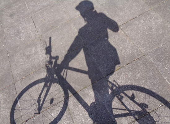 自転車乗っている人の影