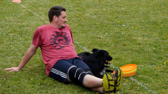 vor dem Start entspannt am Spielfeldrand