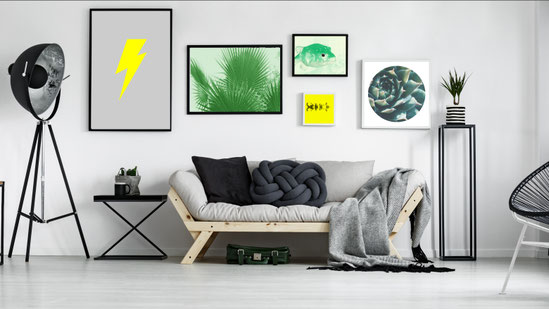 Interieur mit Bilderwand und Designpostern, Kunstprints in verschiedenen Formaten, Zeitloops Shop für Unternehmen und Kliniken