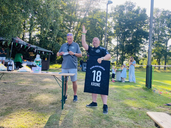 André Krone legt seine Verantwortlichkeiten im Verein nieder. Nach knapp 18 Jahren im Verein half und kämpfte er in den verschiedensten Bereichen. Vielen Dank André! - Als Spieler in der 2. Mannschaft bleibt er uns aber erhalten.